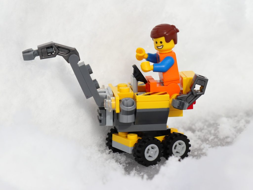 LEGO® Emmet räumt Schnee | ©2019 Brickzeit