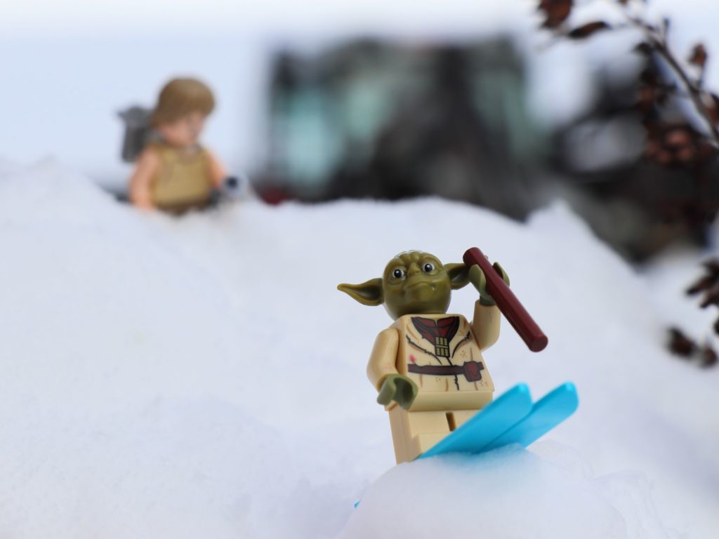 LEGO® Yoda auf der Skisprungschanze | ©2019 Brickzeit