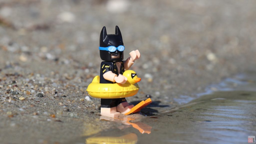 LEGO® Batman mit Schwimmreifen und Flossen | ©2019 Brickzeit