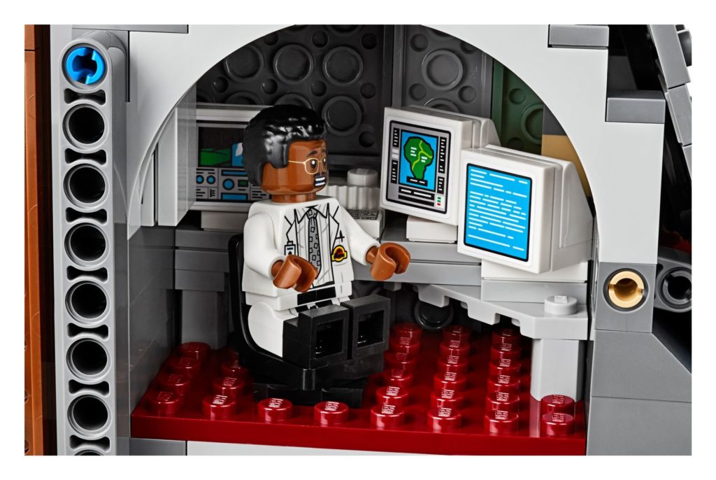 LEGO® 75936 - Ray Arnold im Computerraum | ©LEGO Gruppe