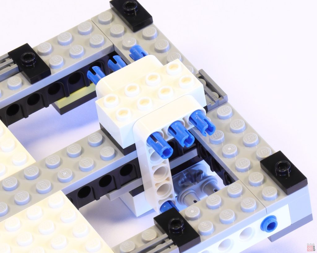 LEGO 75244 - Bauabschnitt 1, Grundgerüst oben und unten fixiert | ©2019 Brickzeit
