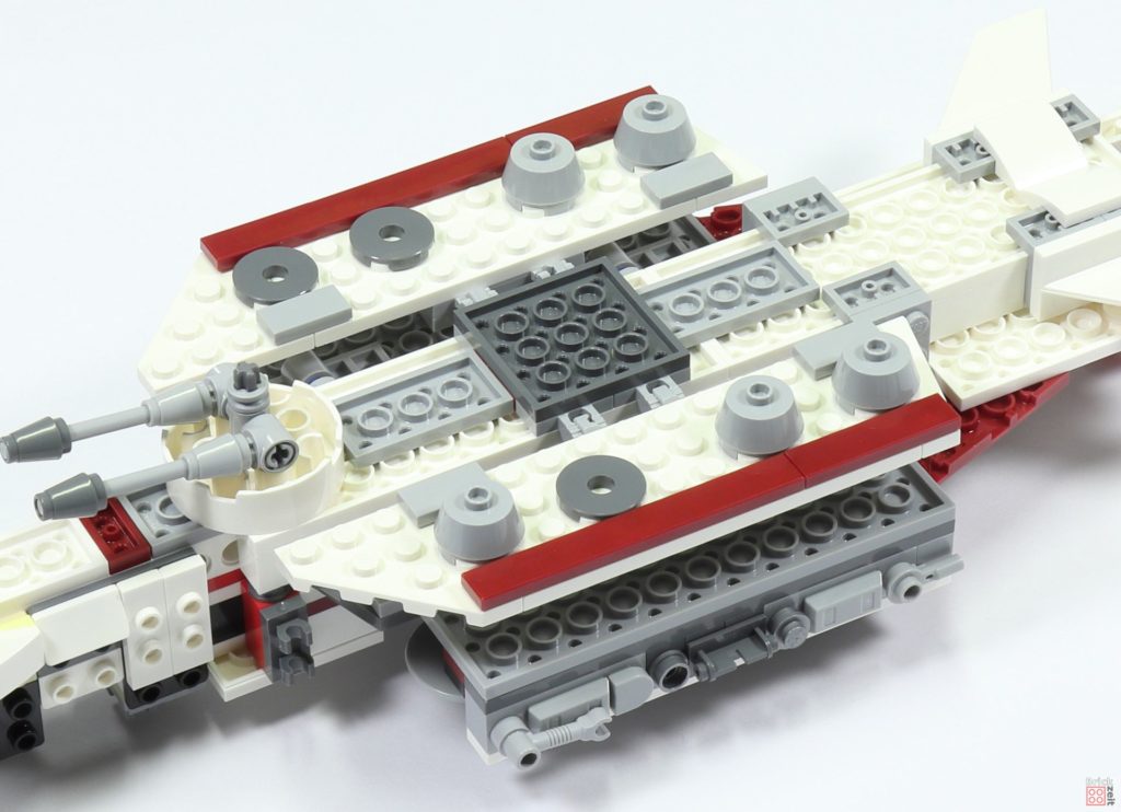LEGO 75244 - Bauabschnitt 2, untere Rumpfwände befestigt | ©2019 Brickzeit