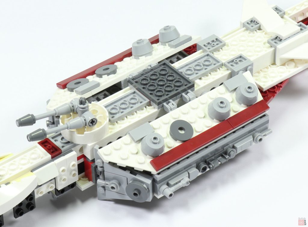 LEGO 75244 - Bauabschnitt 3, Bodenplatten angeklappt | ©2019 Brickzeit