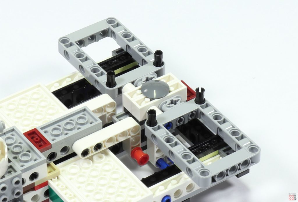 LEGO 75244 - Bauabschnitt 3, Technic-Elemente zur Befestigung von Antrieben | ©2019 Brickzeit