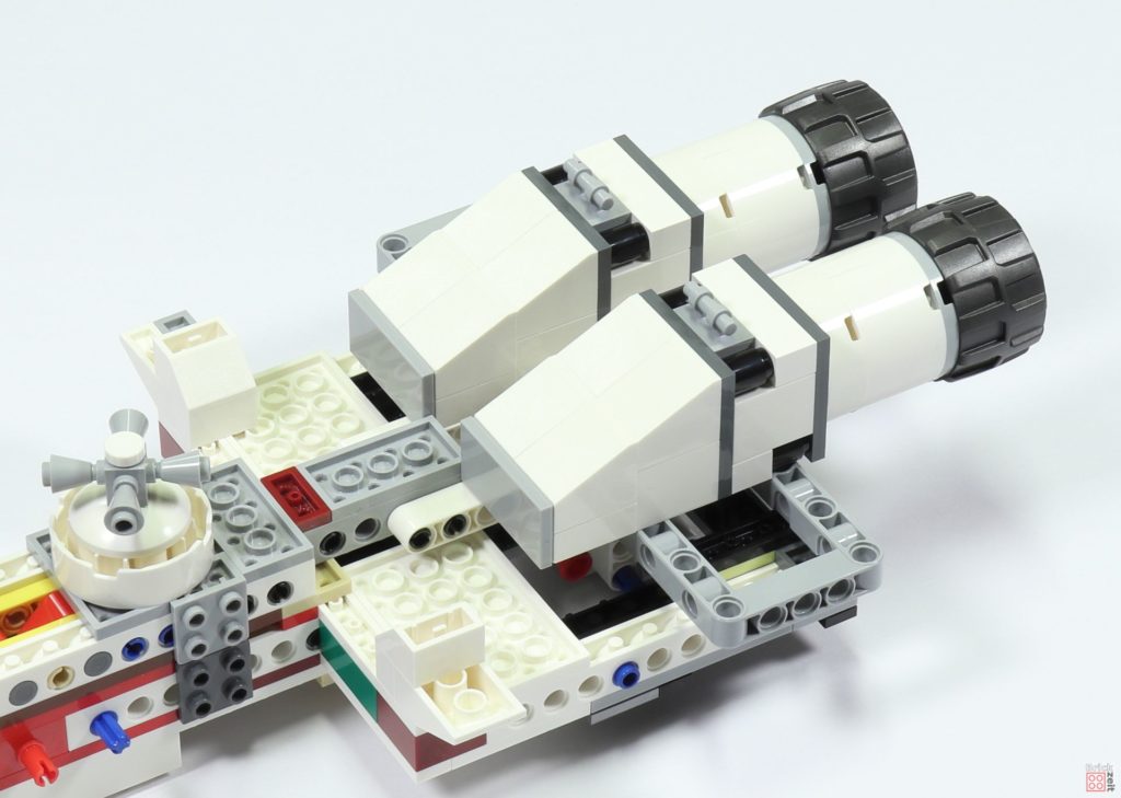 LEGO 75244 - Bauabschnitt 3, Schubdüsen befestigt | ©2019 Brickzeit