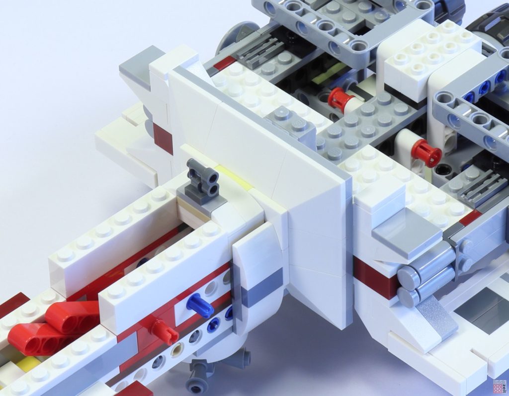 LEGO 75244 - Bauabschnitt 4, Verkleidung befestigt| ©2019 Brickzeit