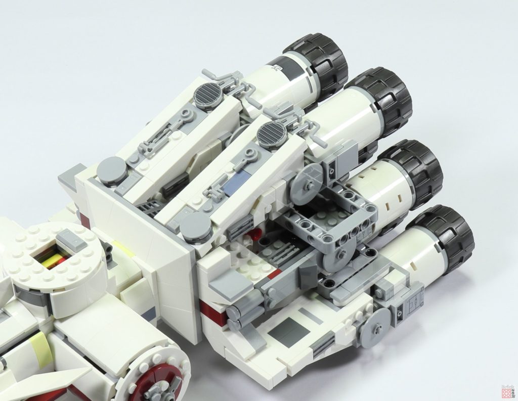 LEGO 75244 - Bauabschnitt 5, mittlere, obere Antriebe befestigt | ©2019 Brickzeit