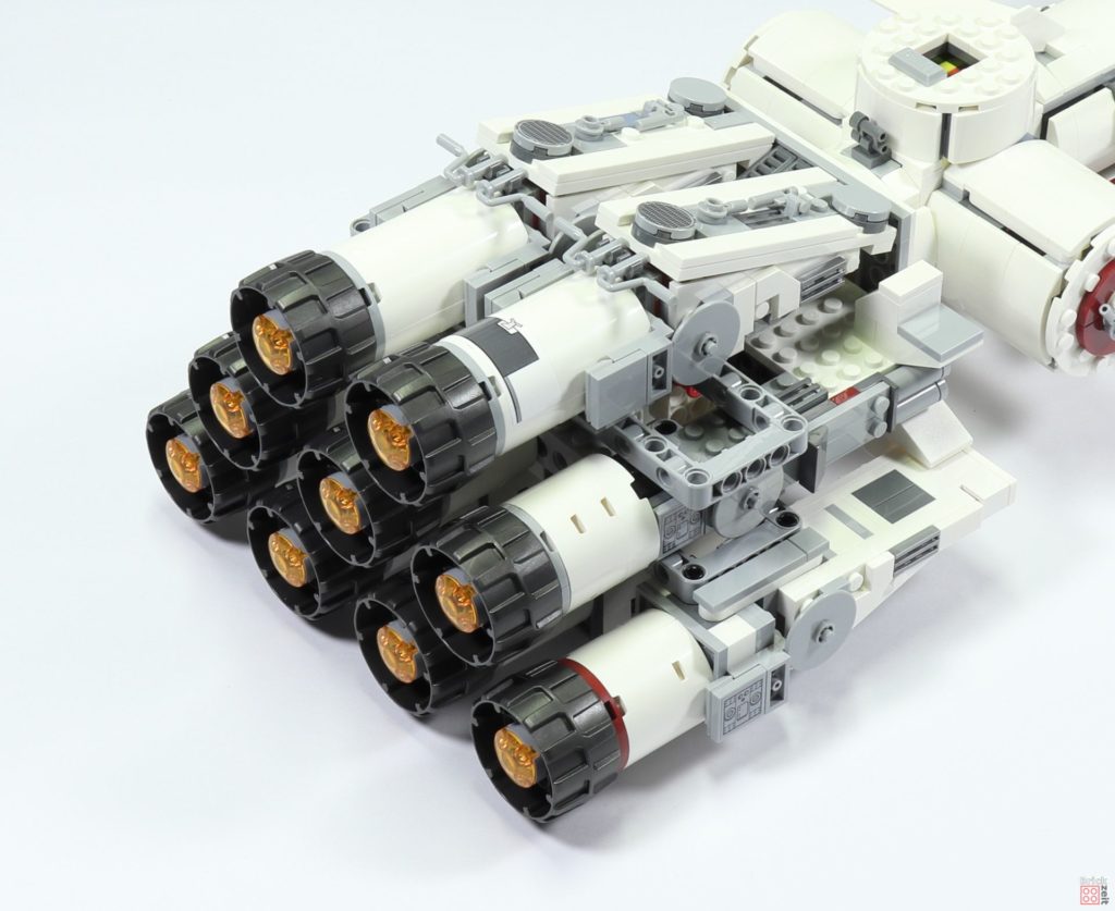 LEGO 75244 - Bauabschnitt 5, mittlere, obere Antriebe befestigt | ©2019 Brickzeit