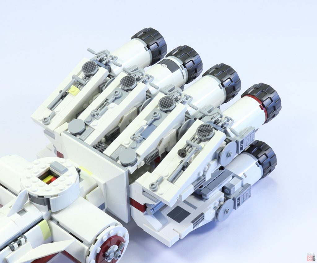 LEGO 75244 - Bauabschnitt 5, seitliche, obere Antriebe befestigt | ©2019 Brickzeit