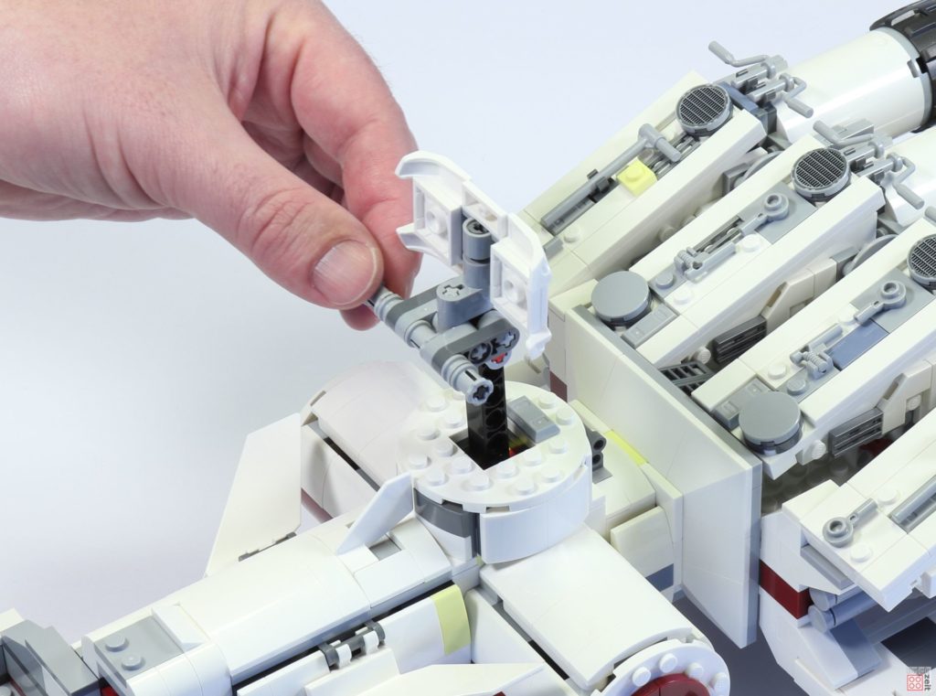 LEGO 75244 - Bauabschnitt 6, Sensorschüssel wird angebaut | ©2019 Brickzeit
