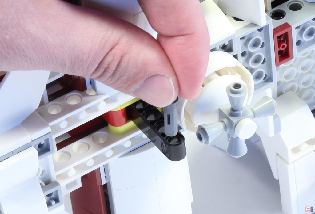 LEGO 75244 - Bauabschnitt 6, Sensorschüssel wird an Unterseite befestigt | ©2019 Brickzeit