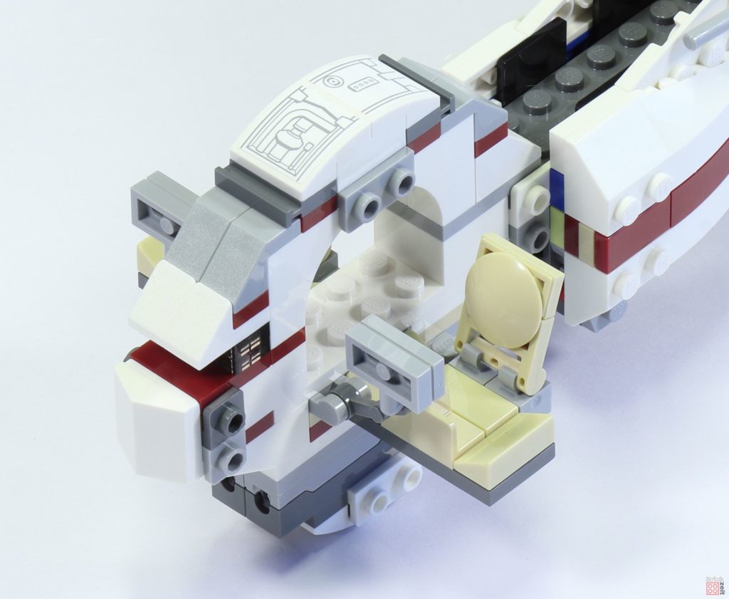 LEGO 75244 - Bauabschnitt 6, Cockpit Mittelstück aufgesteckt | ©2019 Brickzeit