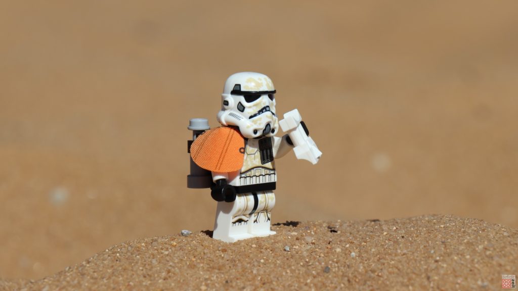 LEGO® Sandtrooper scannt die Umgebung nach Droiden ab | ©2019 Brickzeit
