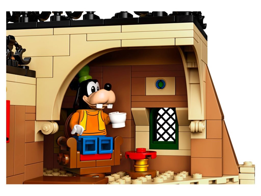 LEGO® 71044 Disney Zug mit Bahnhof - Goofy auf Sessel | ©LEGO Gruppe