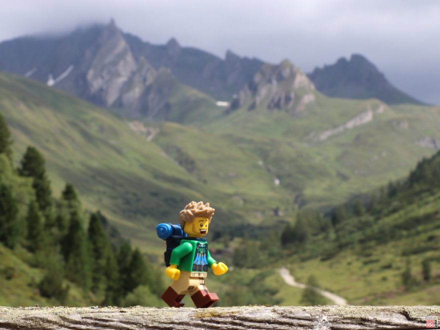 LEGO Wanderer bei der Knuttenalm | ©2019 Brickzeit
