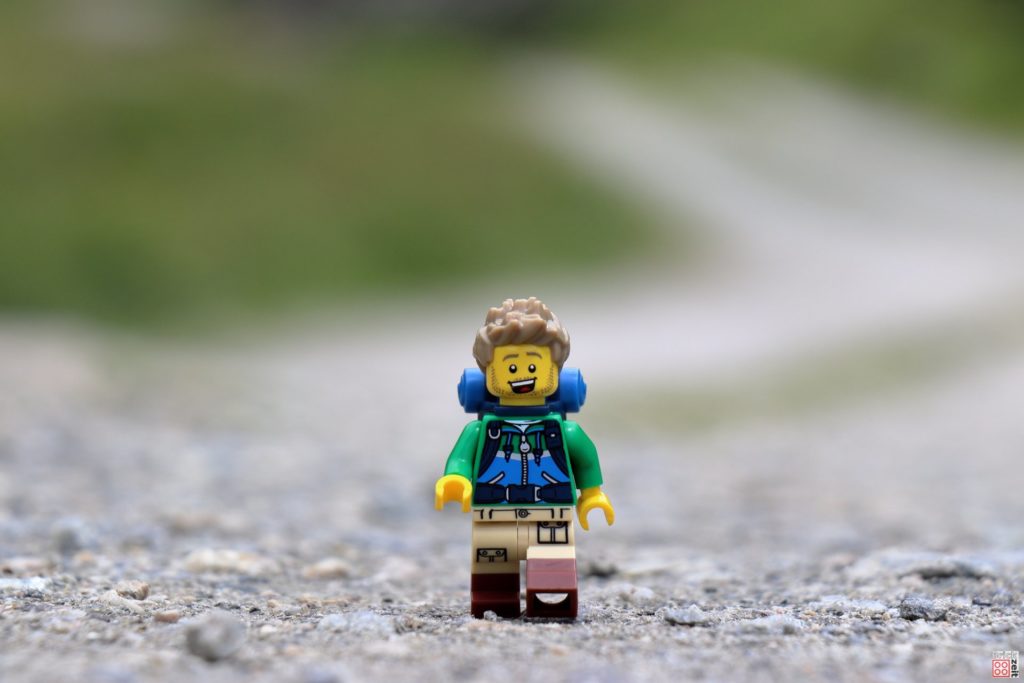 LEGO Wanderer auf dem Weg | ©2019 Brickzeit
