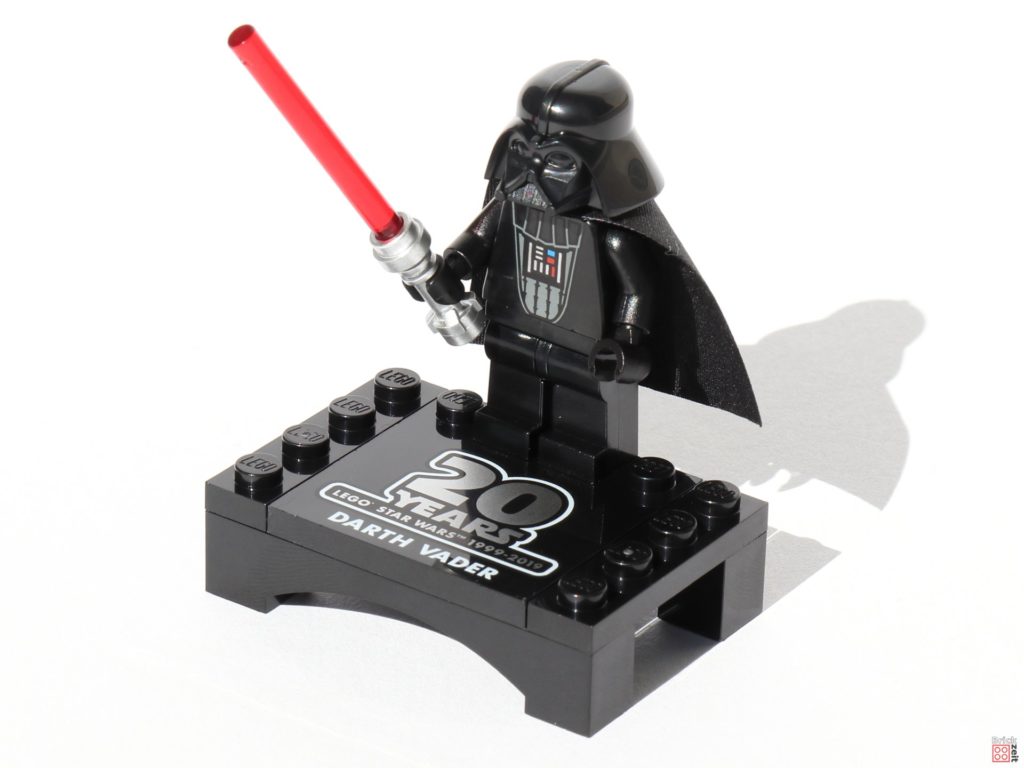 LEGO® Star Wars™ 75261 - Darth Vader Jubiläumsfigur mit Präsentationsständer | ©2019 Brickzeit