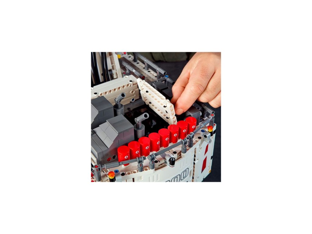 LEGO Technic 42100 Liebherr Bagger R 9800 - Bild 3 | ©LEGO Gruppe