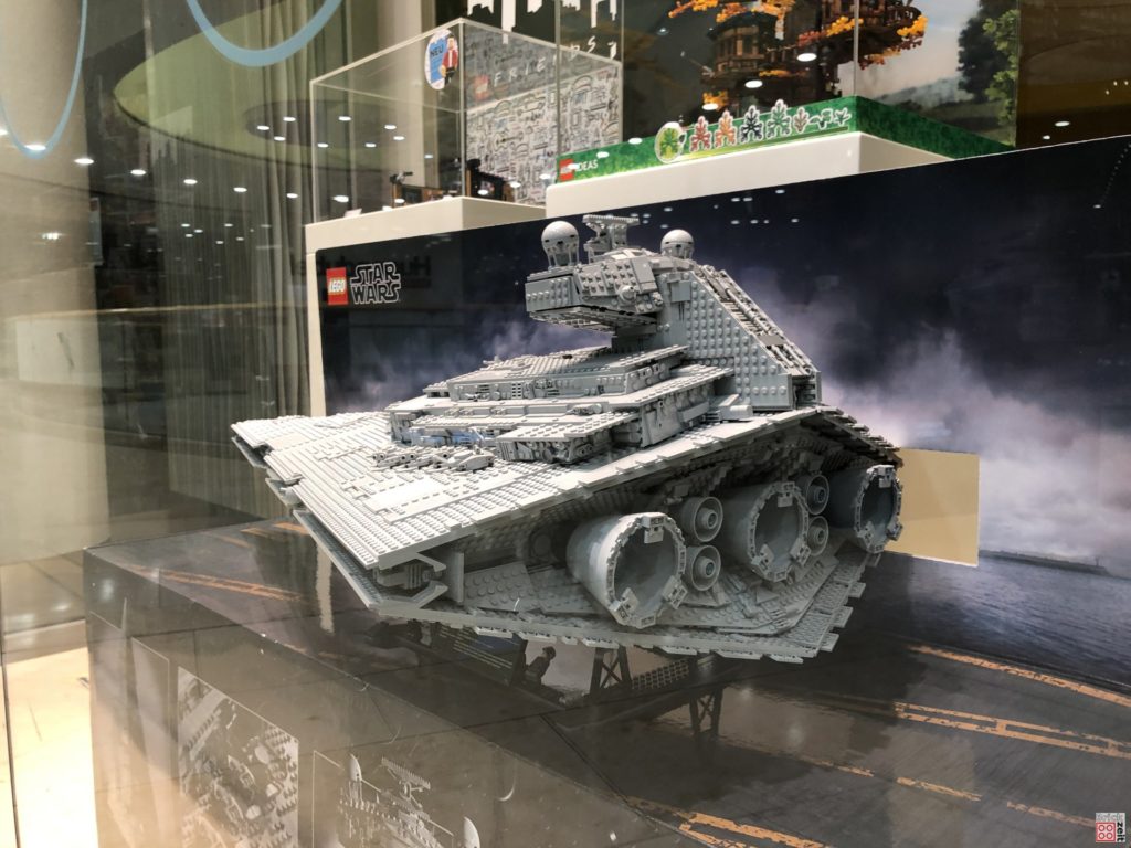 LEGO 75252 UCS Imperial Star Destroyer im Schaufenster | ©2019 Brickzeit