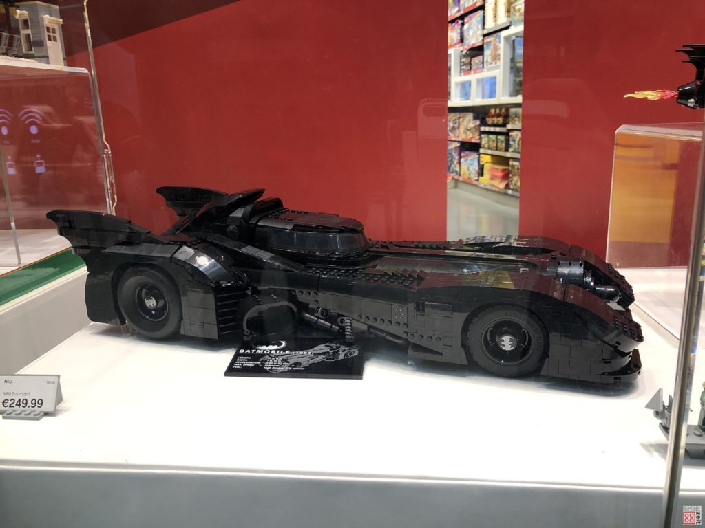 LEGO 76139 Batmobile im Schaufenster | ©2019 Brickzeit