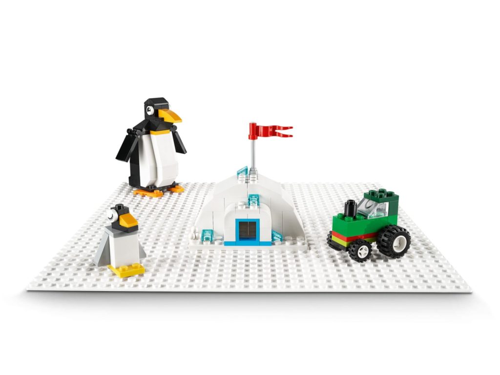 LEGO® Classic 11011 Weiße Basisplatte | ©LEGO Gruppe