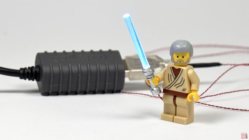 Ben Kenobi testet sein neues Lichtschwert | ©2020 Brickzeit