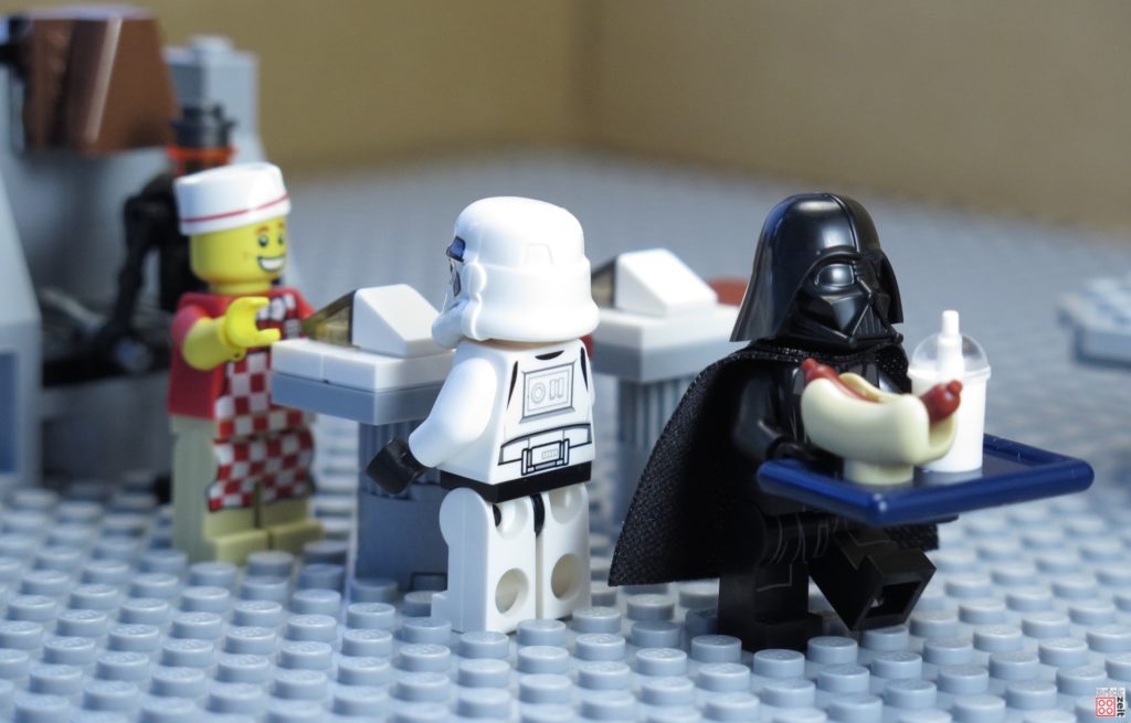 Darth Vader in der imperialen Kantine | ©2020 Brickzeit