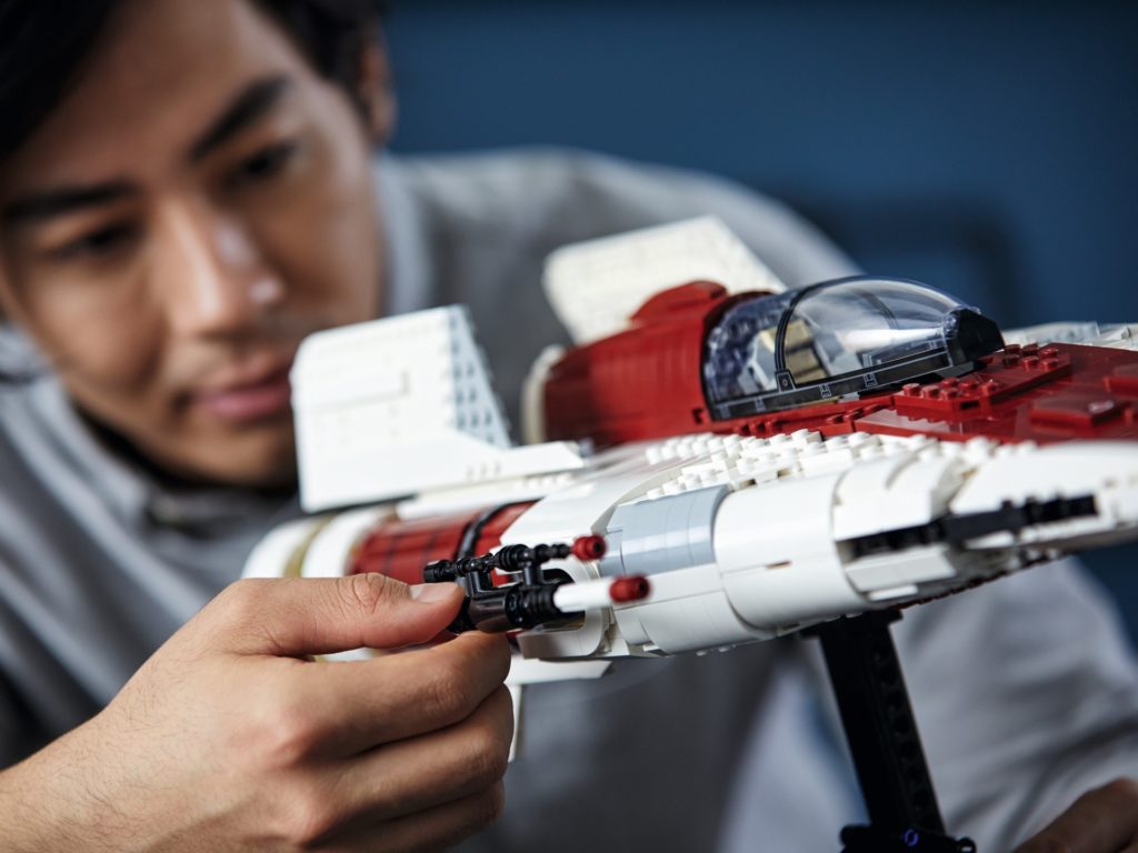 LEGO Star Wars 75275 UCS A-Wing, Lifestyle-Bild | ©LEGO Gruppe