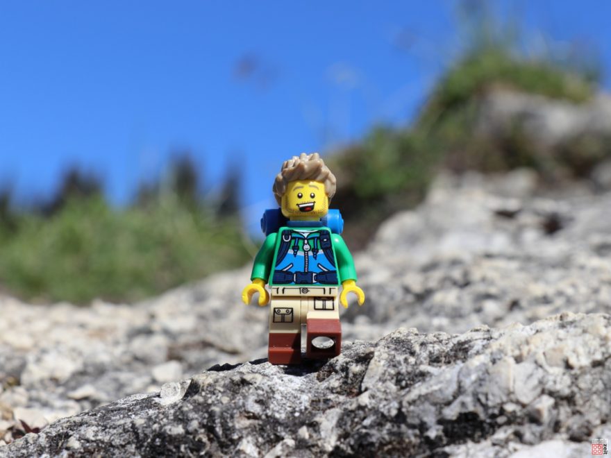 LEGO Wanderer beim Laber in Oberammergau | ©2020 Brickzeit
