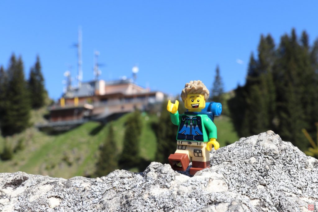 LEGO Wanderer mit Berggasthaus im Hintergrund | ©2020 Brickzeit