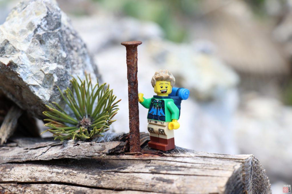LEGO Wanderer und der Nagel | ©2020 Brickzeit