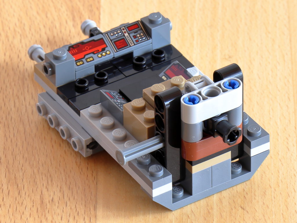 Montierte LEGO Technic Befestigung für AT-AT Kopf | ©Brickzeit