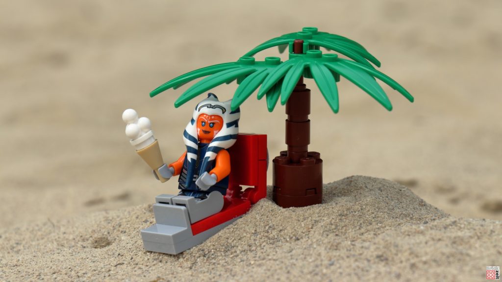 Ahsoka genießt ein großes Eis unter Palmen | ©Brickzeit