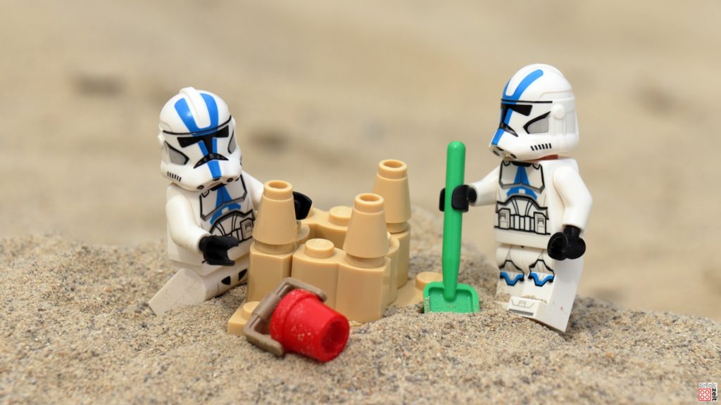 Clone Trooper bauen eine Sandburg | ©Brickzeit