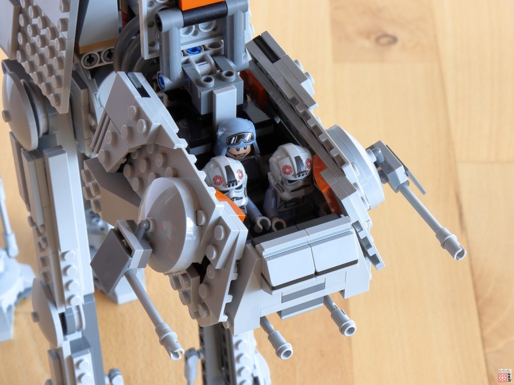 Drei Figuren haben im Cockpit des LEGO AT-AT Platz | ©Brickzeit