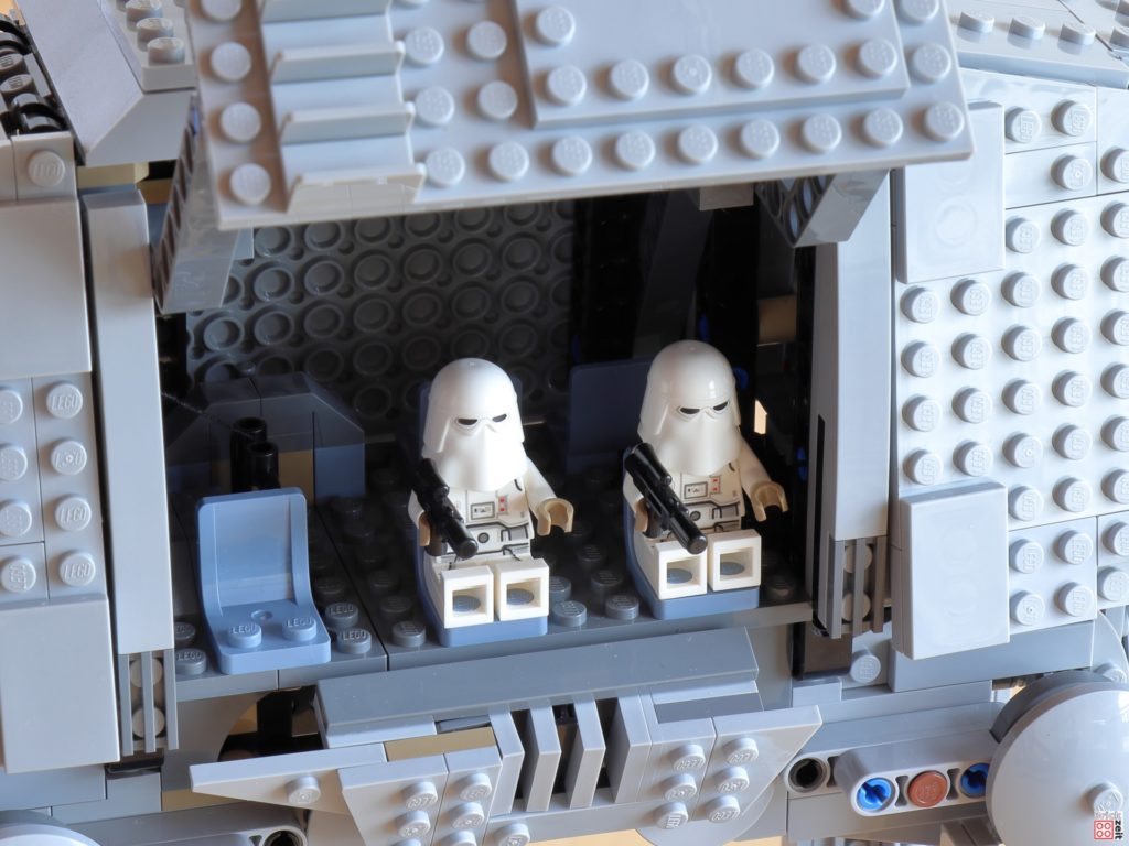Truppentransport im LEGO AT-AT | ©Brickzeit