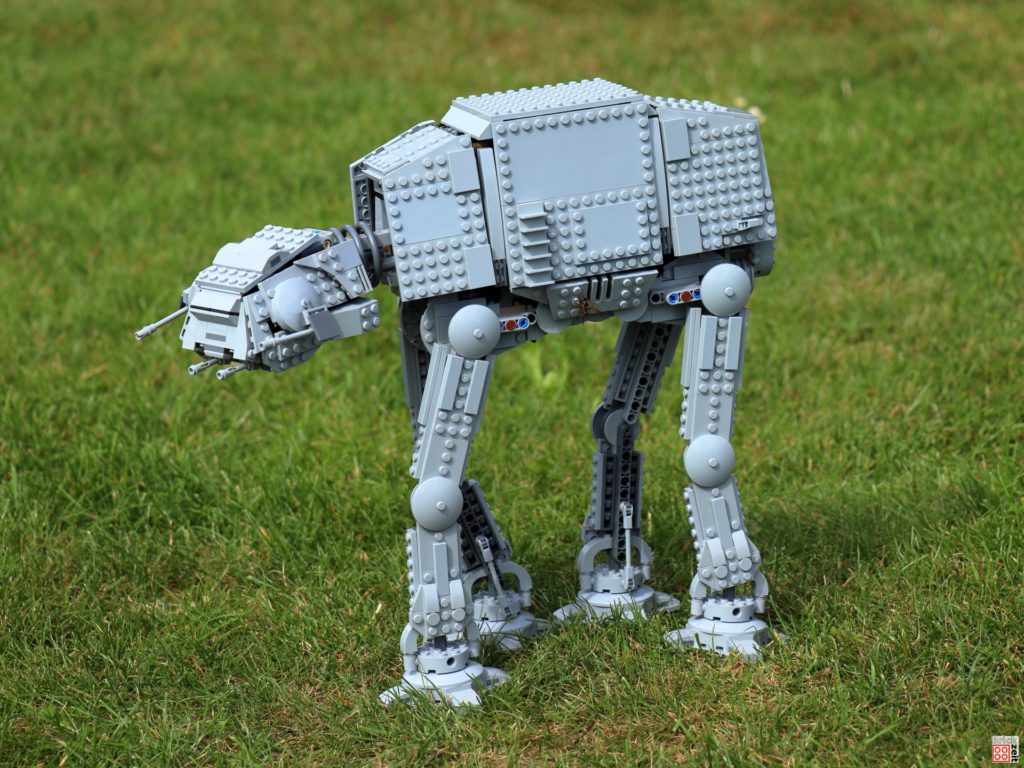 LEGO AT-AT bahnt sich seinen Weg durchs Gras | ©Brickzeit
