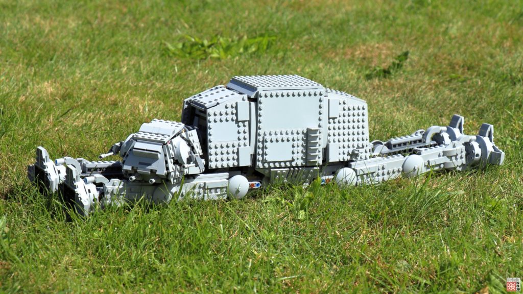 LEGO AT-AT liegt im Gras | ©Brickzeit