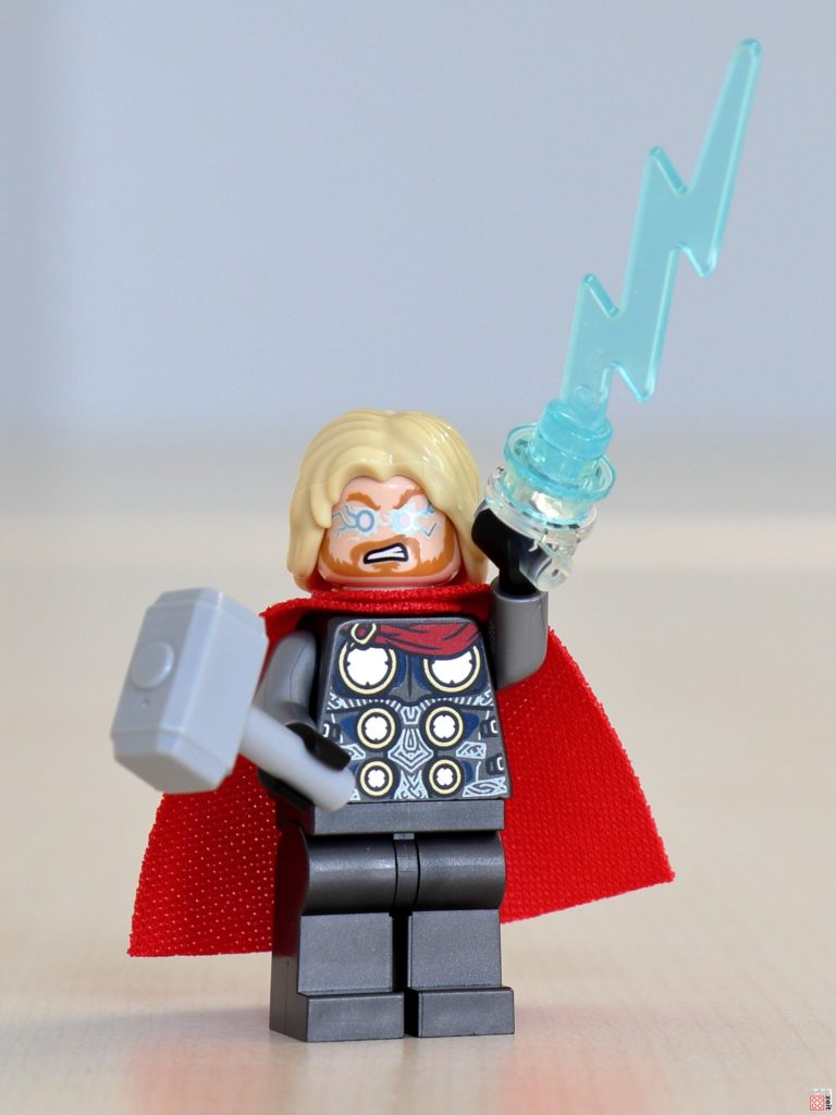 Thor mit Blitz und Hammer | ©Brickzeit