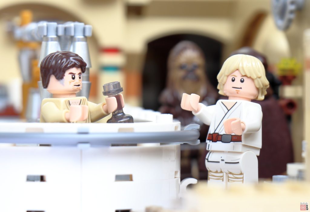Luke bestellt sich einen Drink während Ben mit Chewbacca spricht | ©Brickzeit