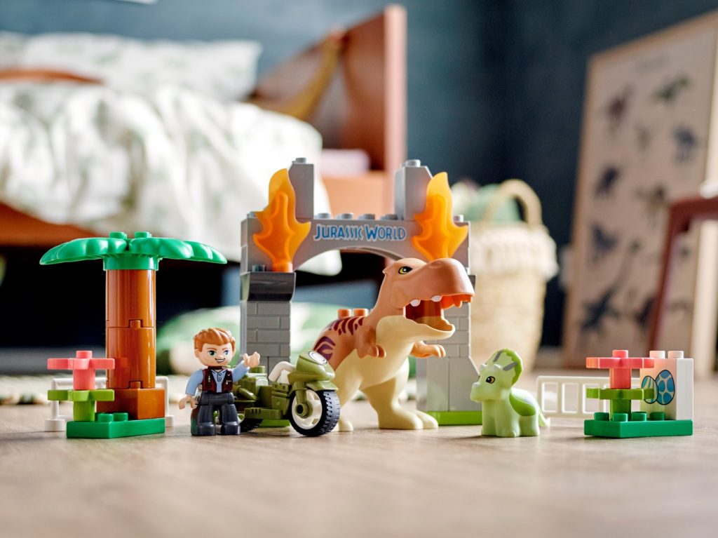 LEGO DUPLO 10939 Ausbruch des T. rex und Triceratops | ©LEGO Gruppe