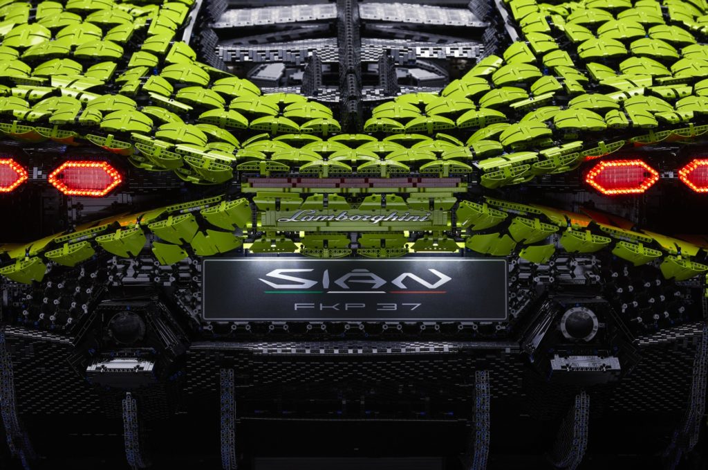 Lebensgroßer LEGO® Technic™ Lamborghini Sían FKP 37 | ©LEGO Gruppe