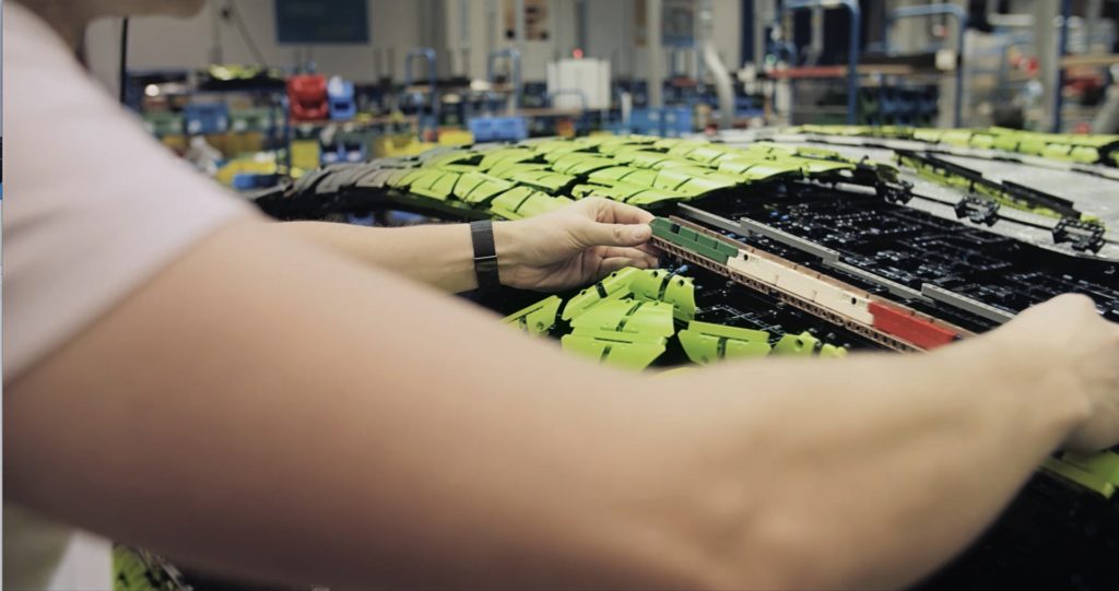 LEGO Werk Kladno (Tschechien) und der lebensgroßer LEGO® Technic™ Lamborghini Sían FKP 37 | ©LEGO Gruppe