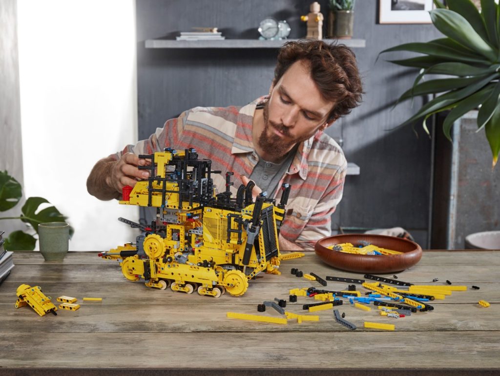 LEGO Technic 42131 Appgesteuerter Cat D11 Bulldozer | ©LEGO Gruppe