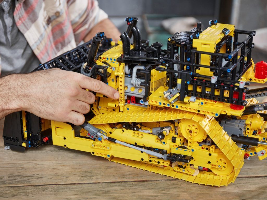 LEGO Technic 42131 Appgesteuerter Cat D11 Bulldozer | ©LEGO Gruppe
