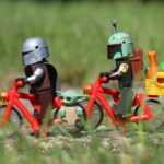 Baby Yoda und The Mandalorian machen eine Fahrradtour | ©Brickzeit