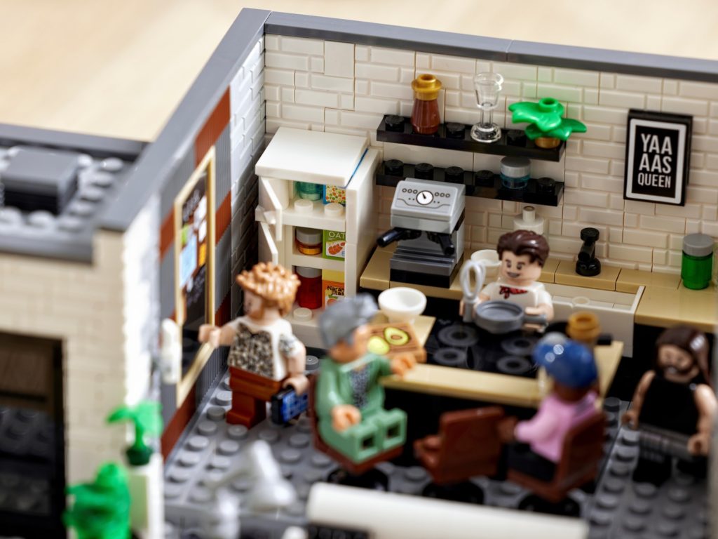 LEGO 10291 Queer Eye – Das Loft der Fab 5 | ©LEGO Gruppe