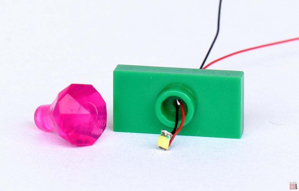 Micro-Litze mit LED durch Loch ziehen | ©Brickzeit