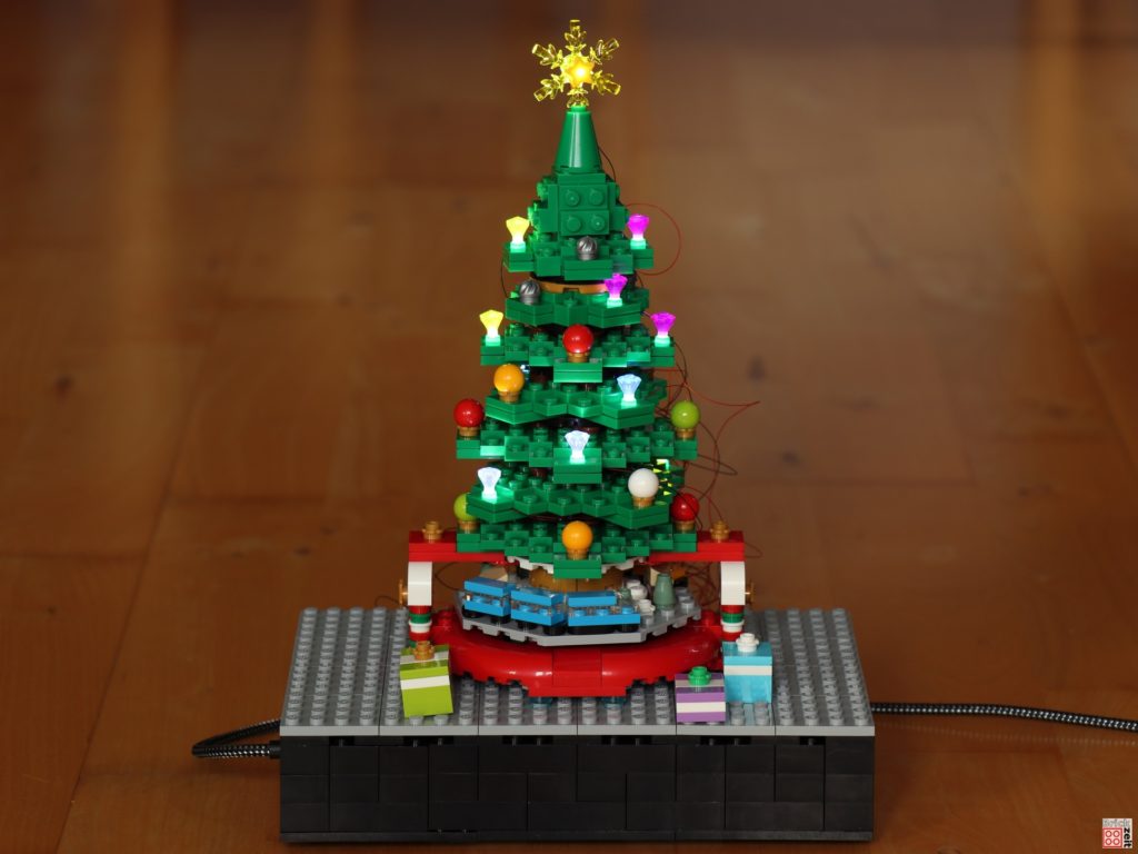 Der LEGO Weihnachtsbaum leuchtet | ©Brickzeit