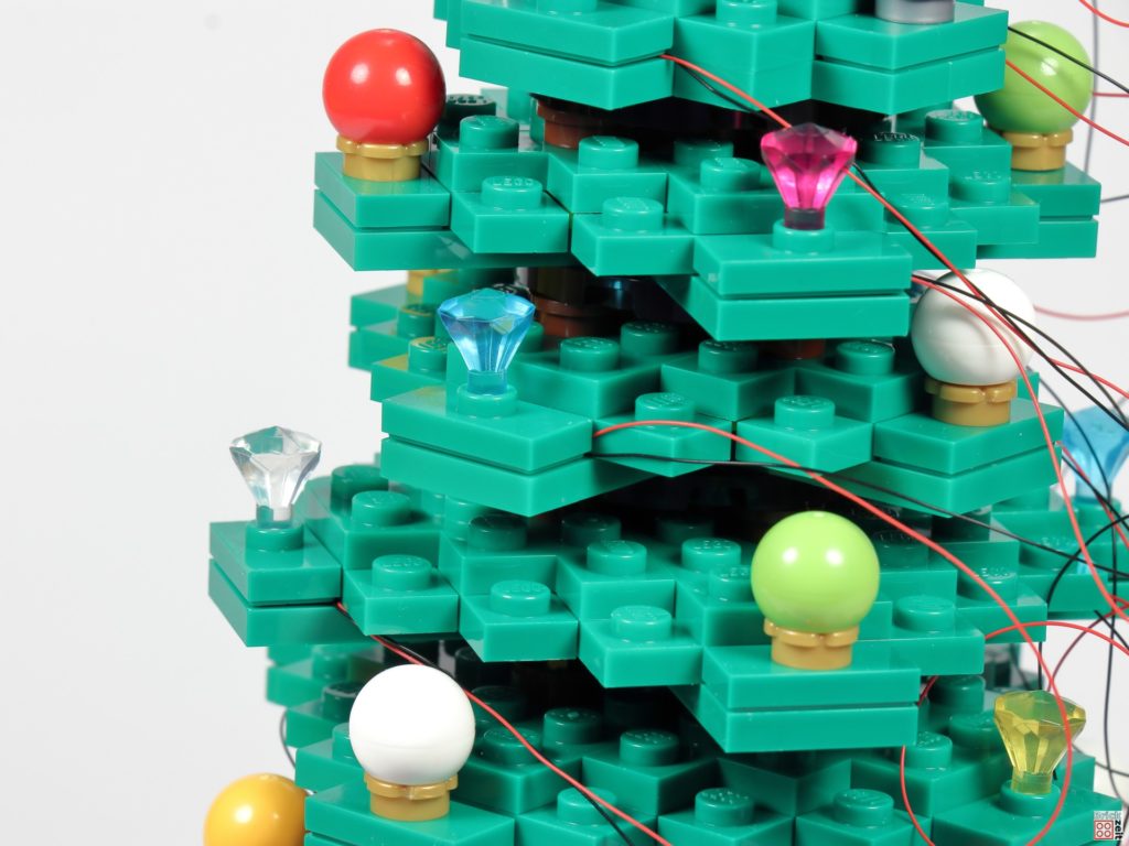 Lichter wieder an LEGO Weihnachtsbaum befestigen | ©Brickzeit